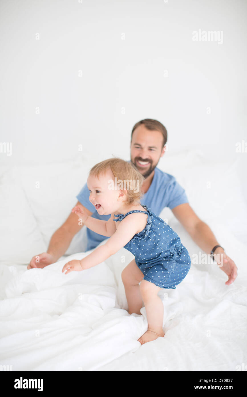 Felice bambina con il padre a letto Foto Stock