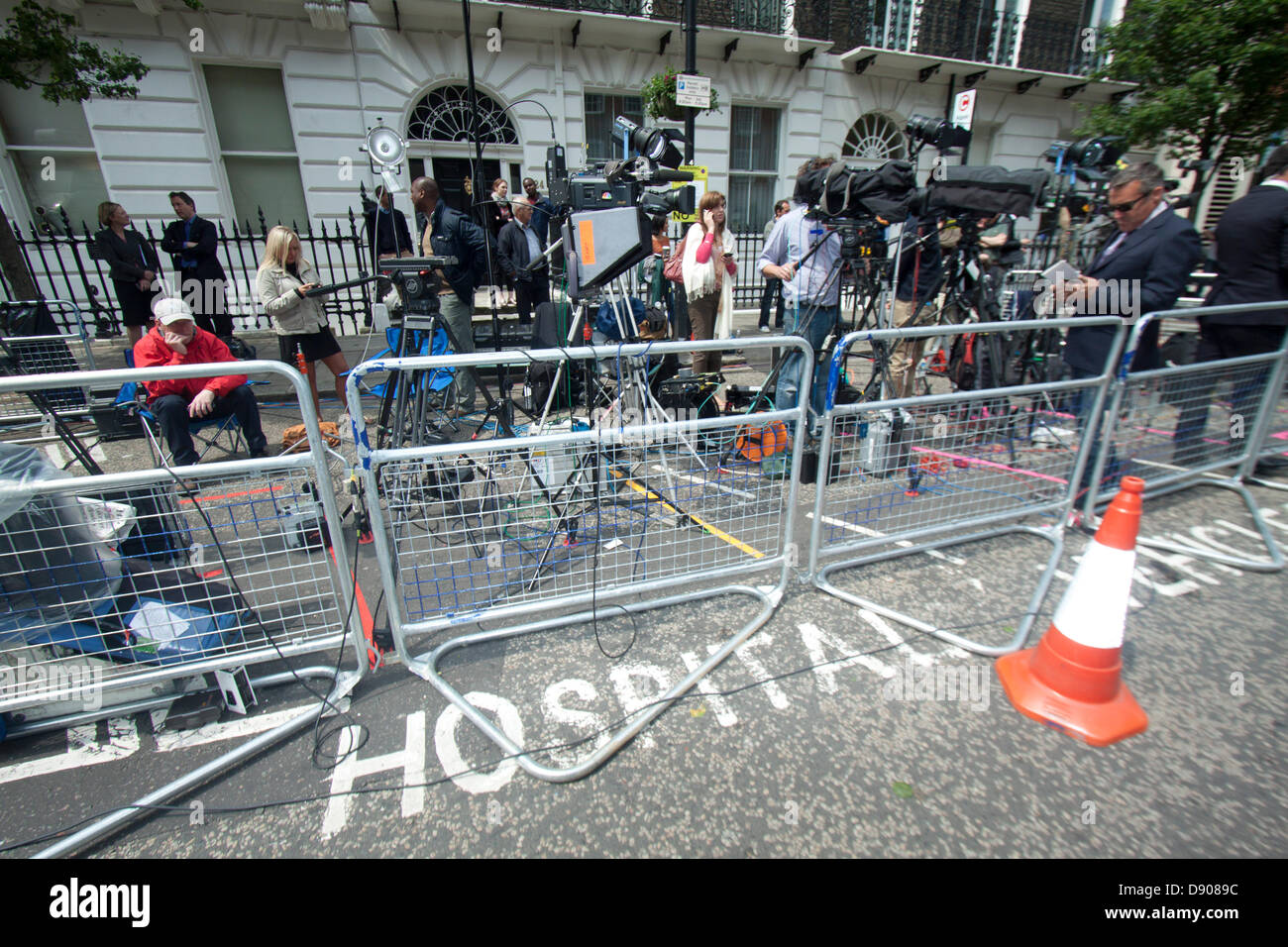 Londra, Regno Unito. Il 7 giugno 2013. Media attendere fuori per ascoltare eventuali sviluppi circa lo stato di salute di S.A.R. il Principe Filippo del Duca di Edimburgo che è stato ammesso a un privato clinica londinese per una fase esplorativa di operazione addominale e si prevede di spendere una quindicina di giorni in ospedale Credito: amer ghazzal/Alamy Live News Foto Stock