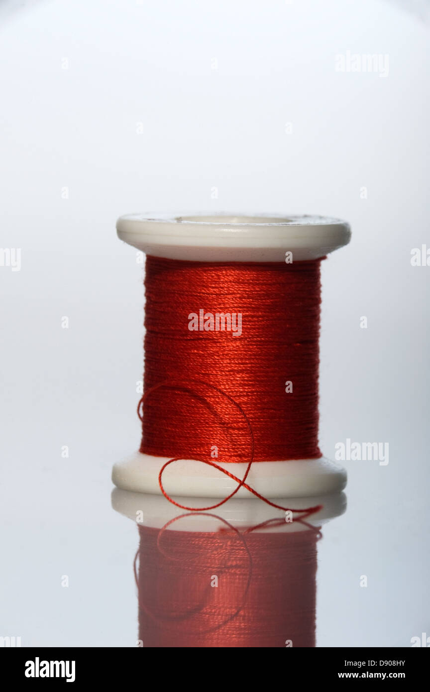 Un rocchetto di filo rosso. Foto Stock