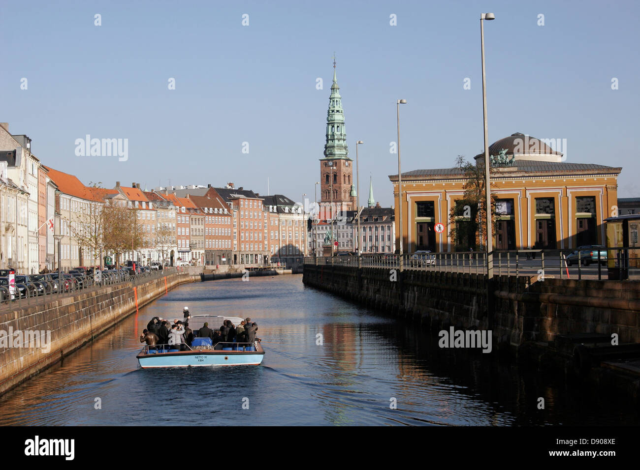 Turistico sulla barca Gammel Strand canal con Nikolaj Kirke (chiesa) e Thorvaldsens Museum sullo sfondo a Copenaghen Foto Stock