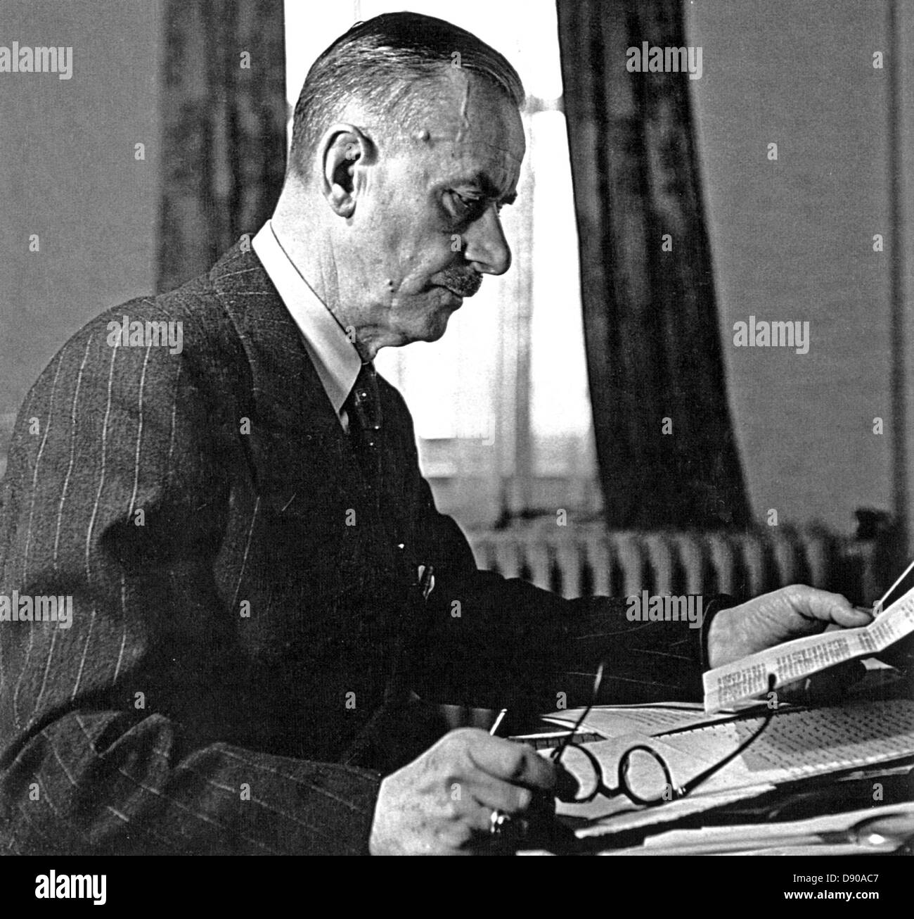 THOMAS MANN (1875-1955) scrittore tedesco e filantropo circa 1940 Foto Stock