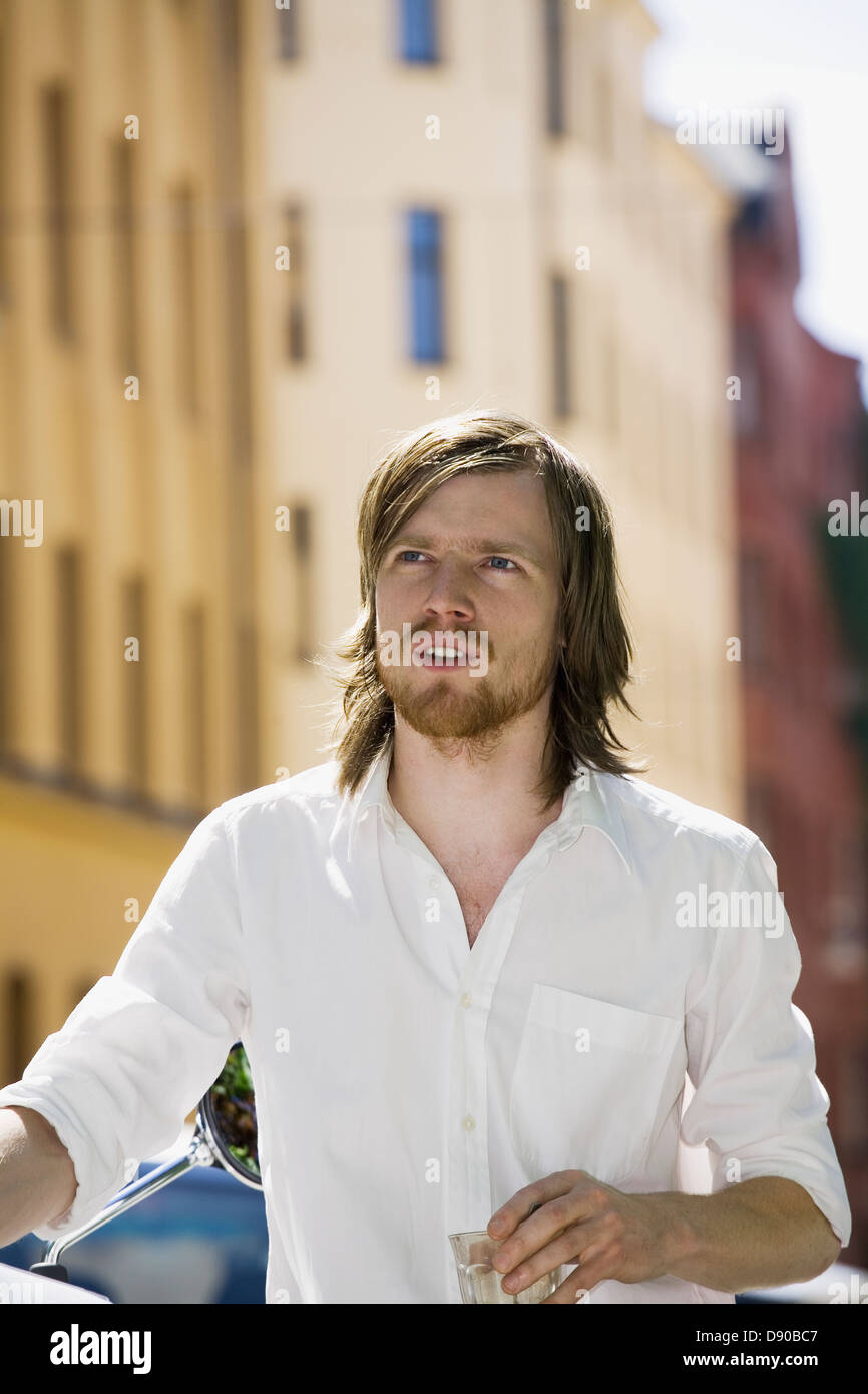 Giovane uomo scandinavo con un bicchiere in mano, Svezia. Foto Stock