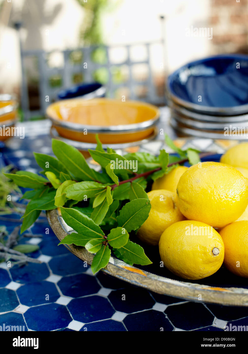 Limoni su un tavolo a mosaico, Svezia. Foto Stock