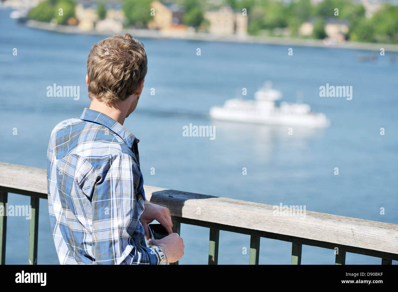 Un giovane uomo che guarda a Stoccolma, Svezia. Foto Stock