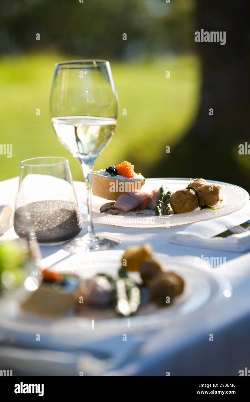 Festa di mezza estate, le piastre su un tavolo, Fejan, arcipelago di Stoccolma, Svezia. Foto Stock