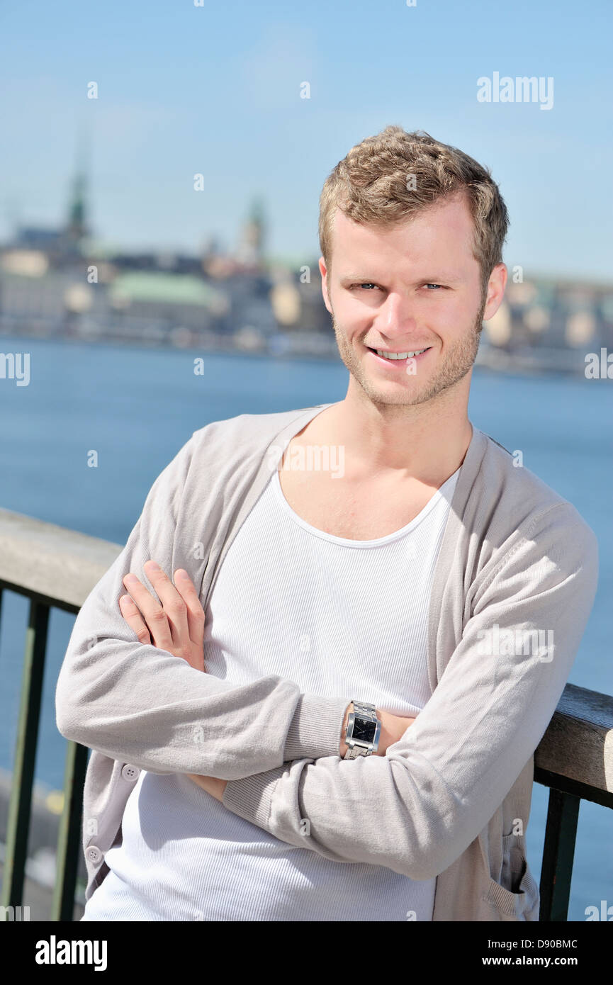 Ritratto di un giovane biondo uomo, Svezia. Foto Stock