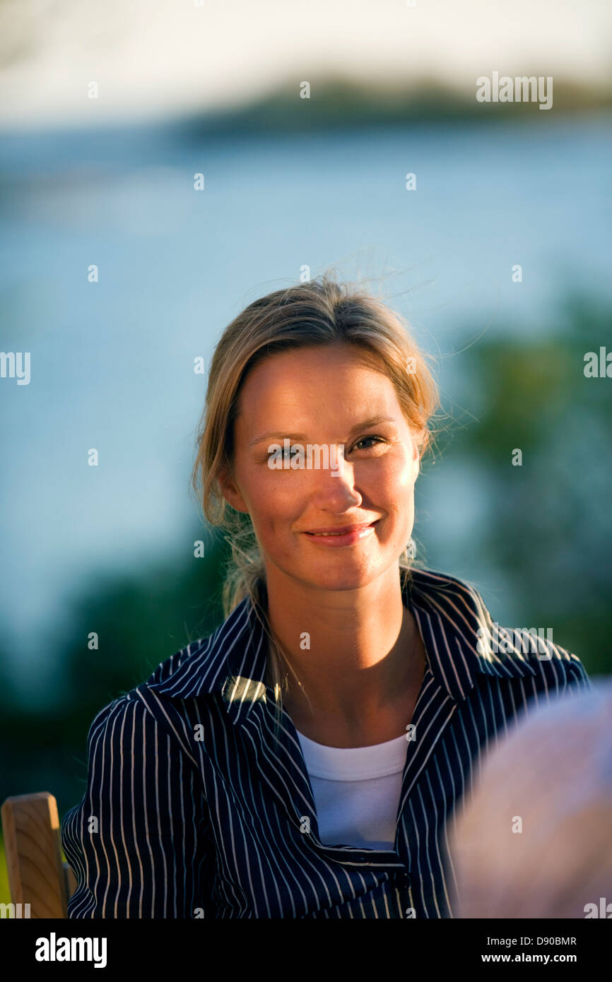 Ritratto di una donna sorridente, Fejan, arcipelago di Stoccolma, Svezia. Foto Stock
