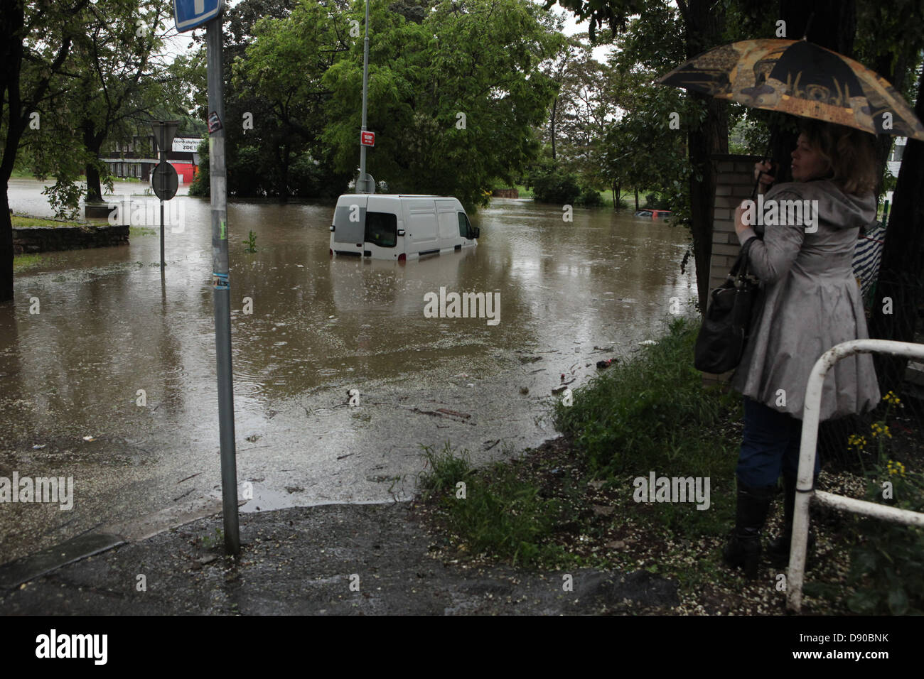 Inondati di automobili. Alluvione a Praga, nella Repubblica Ceca il 3 giugno 2013. Foto Stock