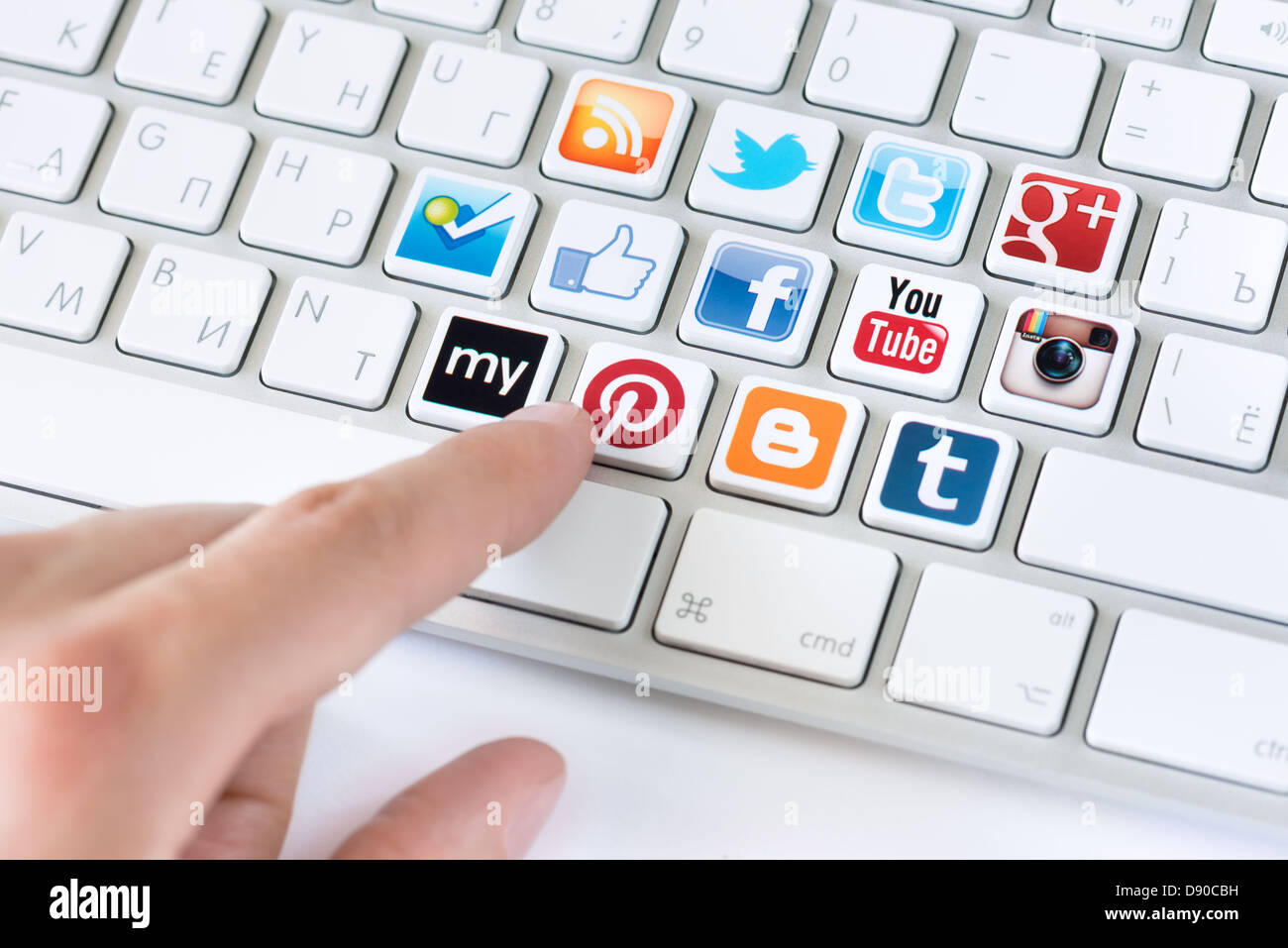 Puntamento a mano sulla tastiera con i social media logotipo raccolta di ben noto social network del marchio posto su pulsanti della tastiera Foto Stock