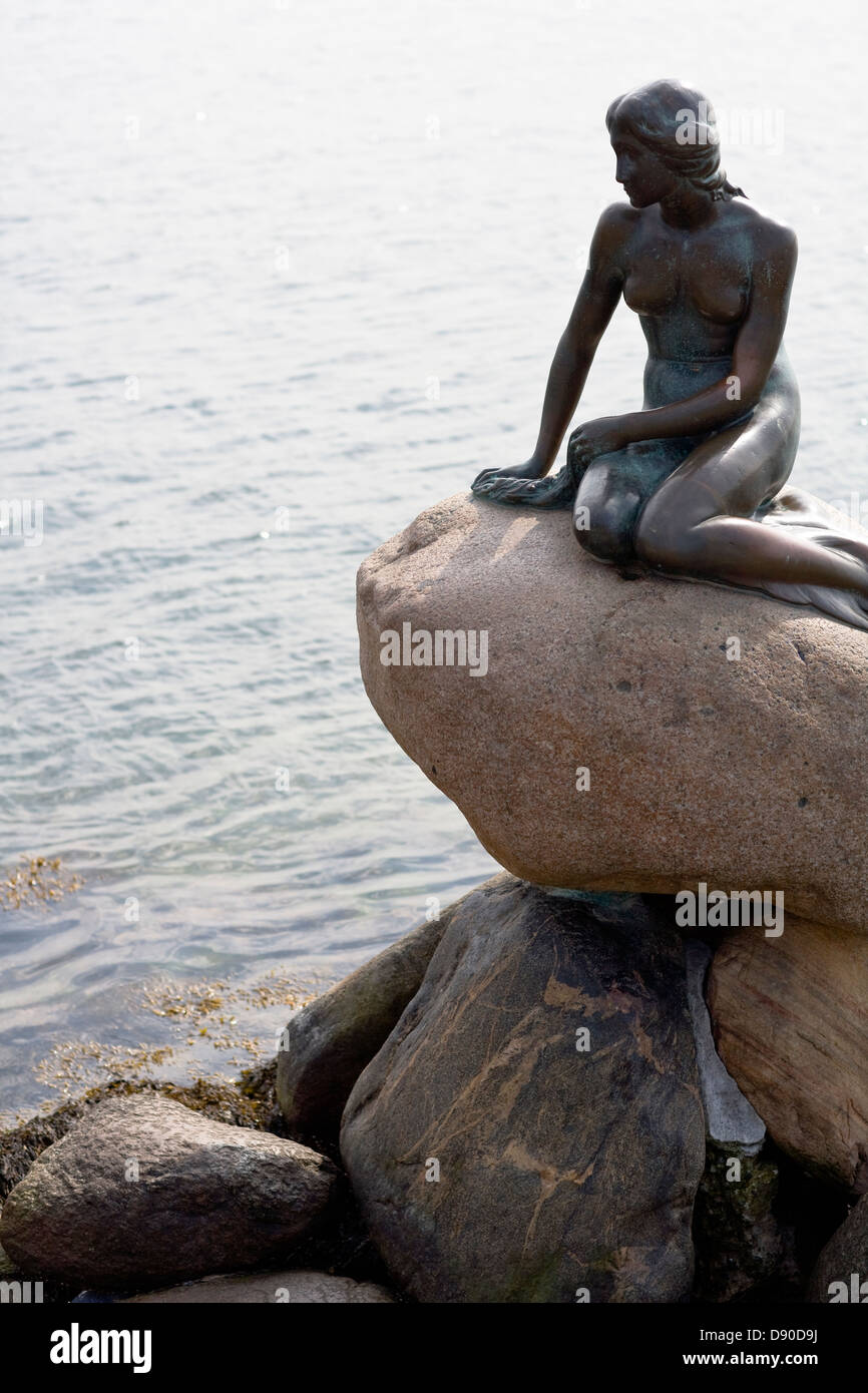 Statua femminile sulla roccia dal mare Foto Stock