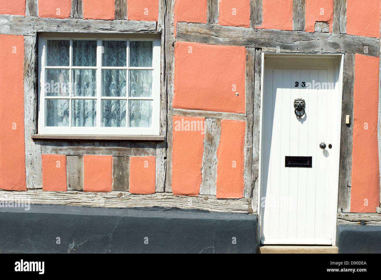 Inghilterra Suffolk Lavenham: la porta anteriore e la finestra di un legno a casa medievale a Lavenham. Foto Stock
