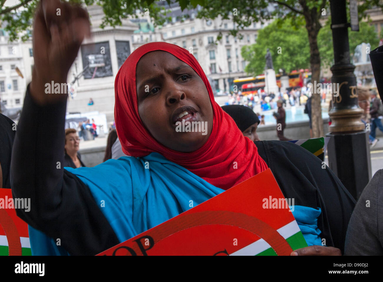 Somali per dimostrare al di fuori del Sud Africana di Alta commissione di Londra contro la presunta condanna a morte per lapidazione di Abdi Nasir Mahmood, un bottegaio lapidate a morte in Sud Africa. Foto Stock