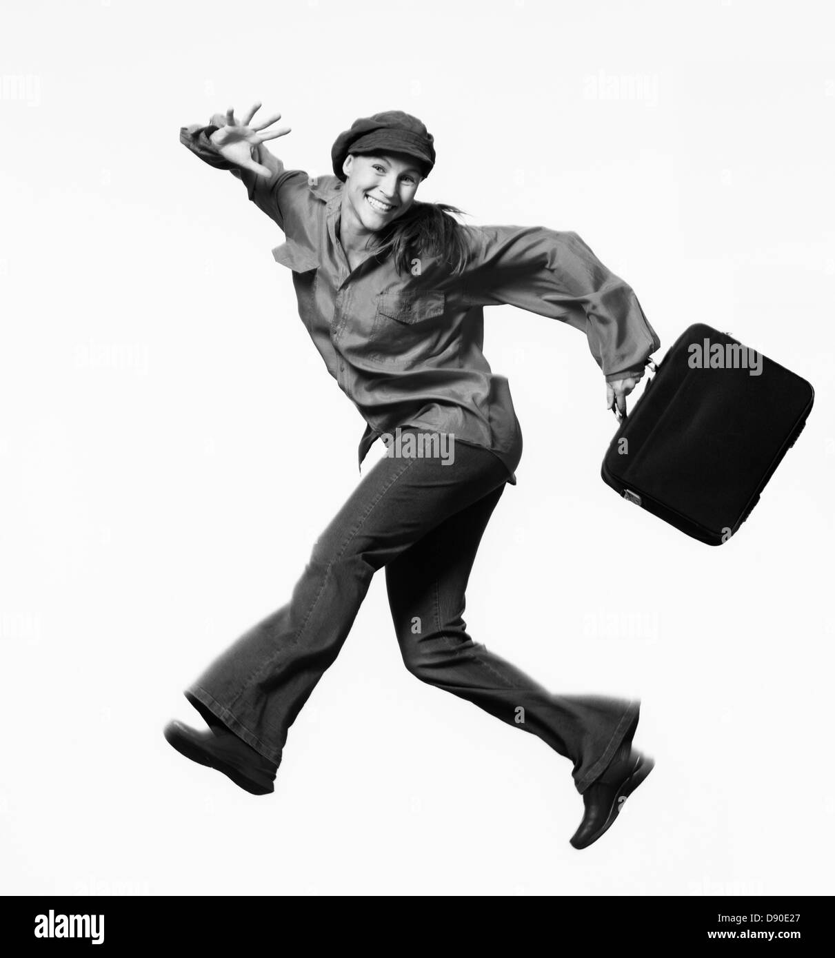 Una donna felice jumping, Svezia. Foto Stock