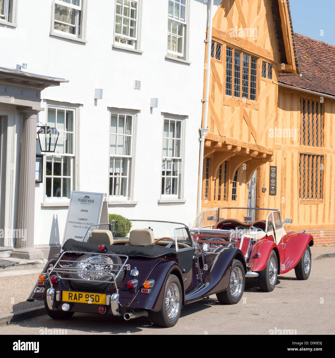 Regno Unito, Inghilterra, Suffolk, Lavenham: due MG classic vetture convertibili parcheggiata fuori la grande casa hotel/ristorante. Foto Stock