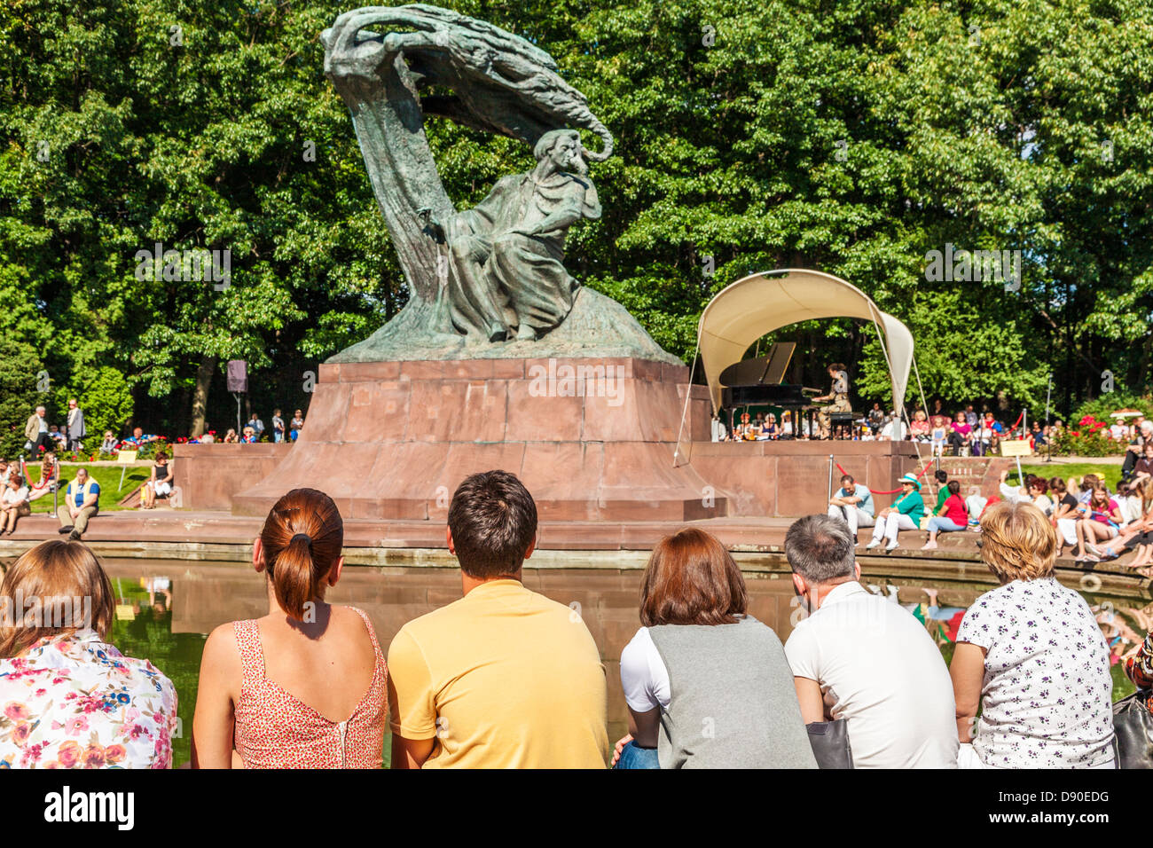 Una domenica pomeriggio di pianoforte al di sotto di Chopin la statua nel Parco Lazienki, Varsavia. Foto Stock