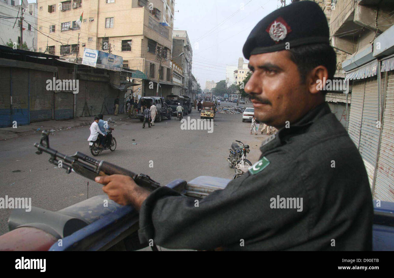 Negozi visto chiuso dopo che il target di uccisione di Shia studioso Zakir Hussain in area Bheempura di Karachi il Venerdì, Giugno 07, 2013. Foto Stock