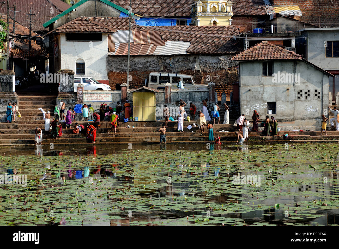 Vita quotidiana attorno Kotitheertha serbatoio Santo,Gokarna,l'India Foto Stock