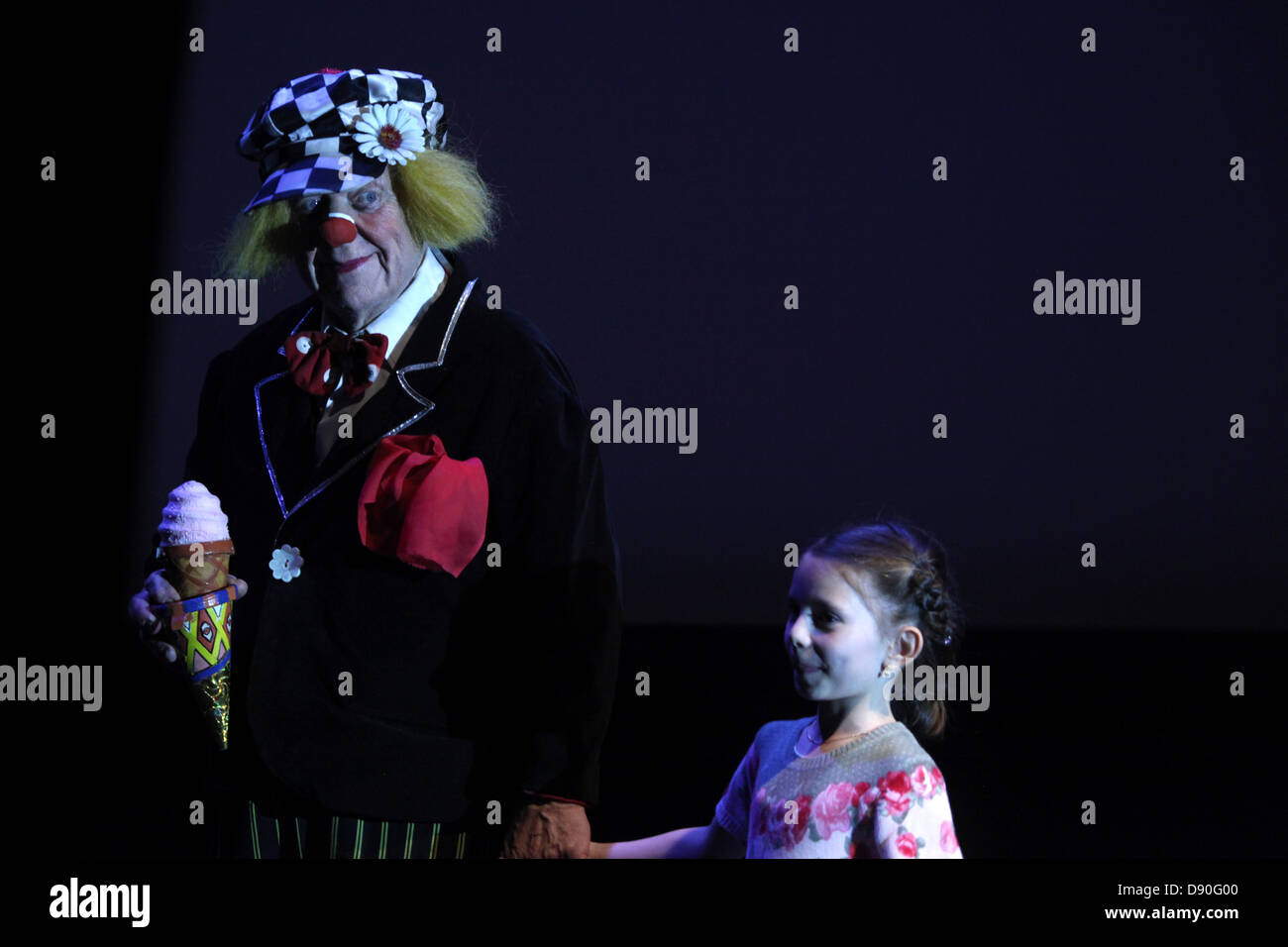 Famoso clown russo Oleg Popov esegue a Karlovy Vary Repubblica Ceca, in data 8 maggio 2013. Foto Stock
