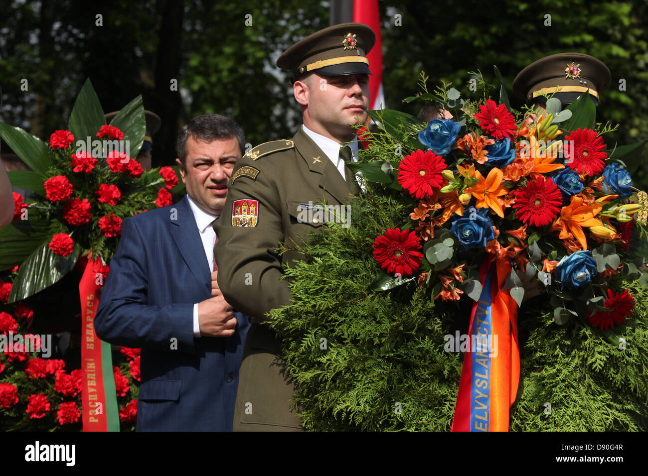 Delegazione dell'Azerbaigian. Celebrazione della Giornata della Vittoria presso il Cimitero di Olsany a Praga, nella Repubblica Ceca il 9 maggio 2013. Foto Stock