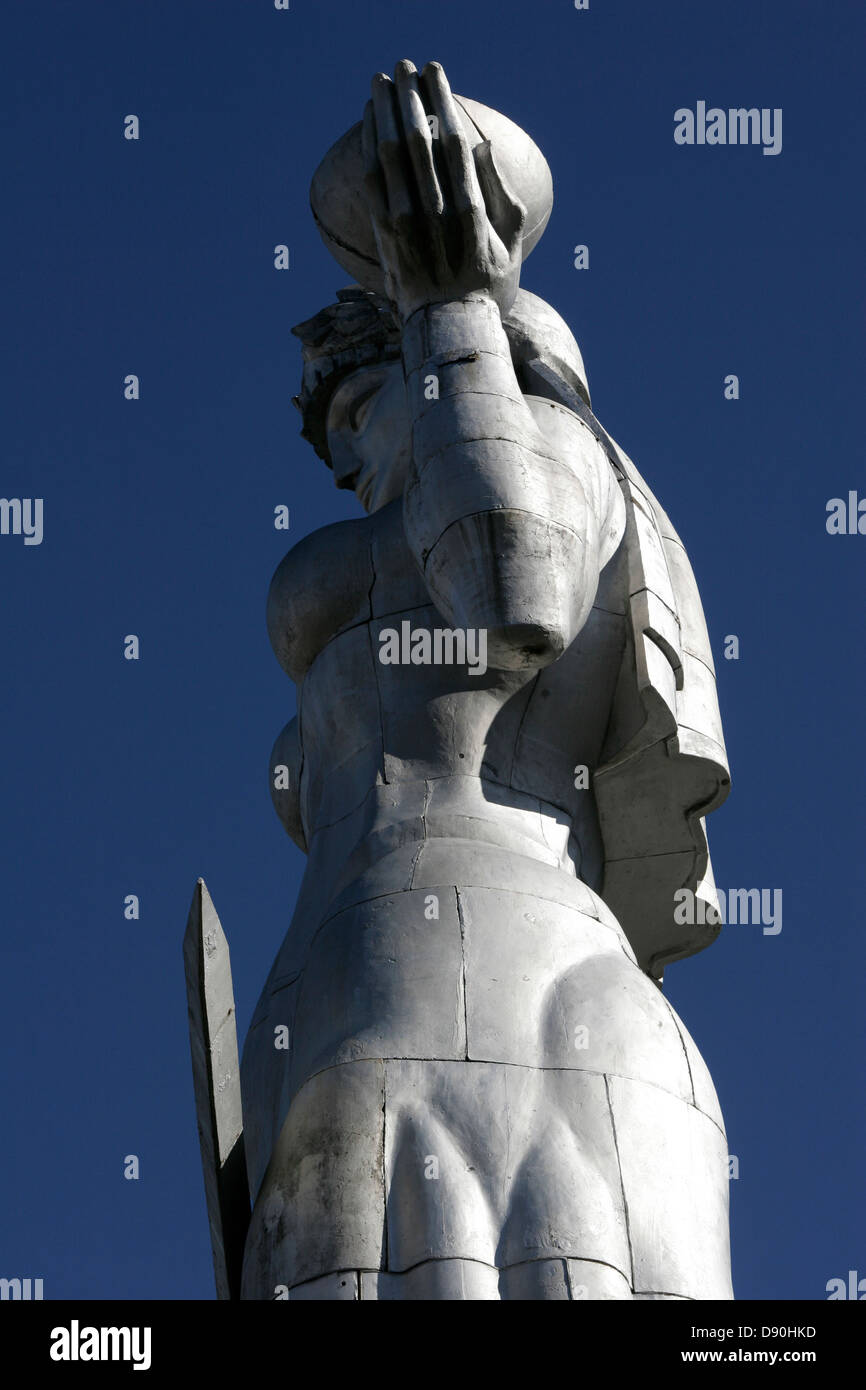 La statua di Kartlis Deda (Madre Georgia), affacciato sul centro della città di Tbilisi, capitale della Georgia, la regione del Caucaso meridionale Foto Stock