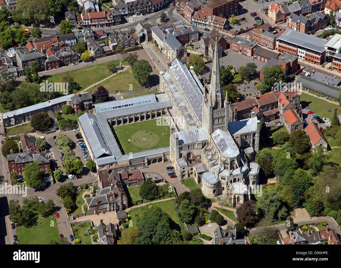 Vista aerea del Norwich Cathedral dedicata al santo e indivisa Trinità, Norfolk Foto Stock
