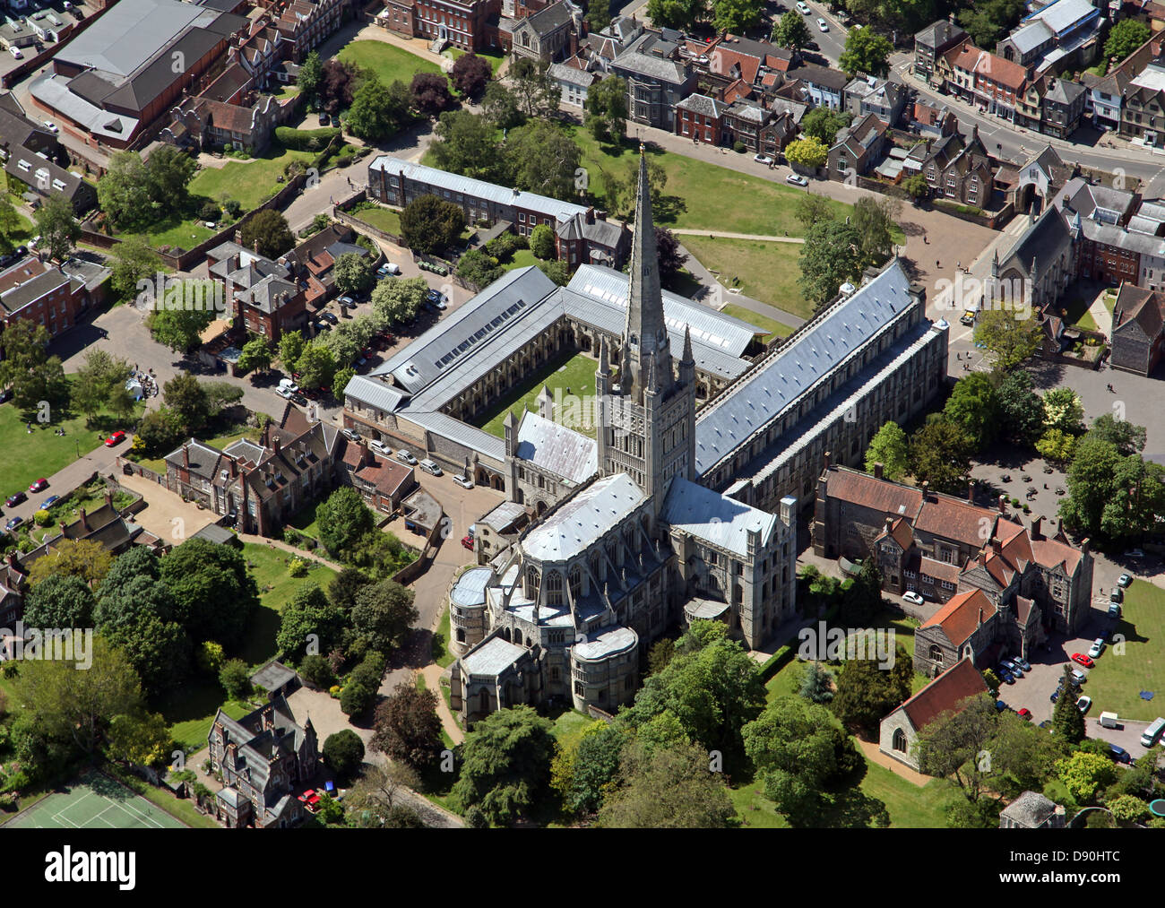 Vista aerea del Norwich Cathedral dedicata al santo e indivisa Trinità, Norfolk Foto Stock