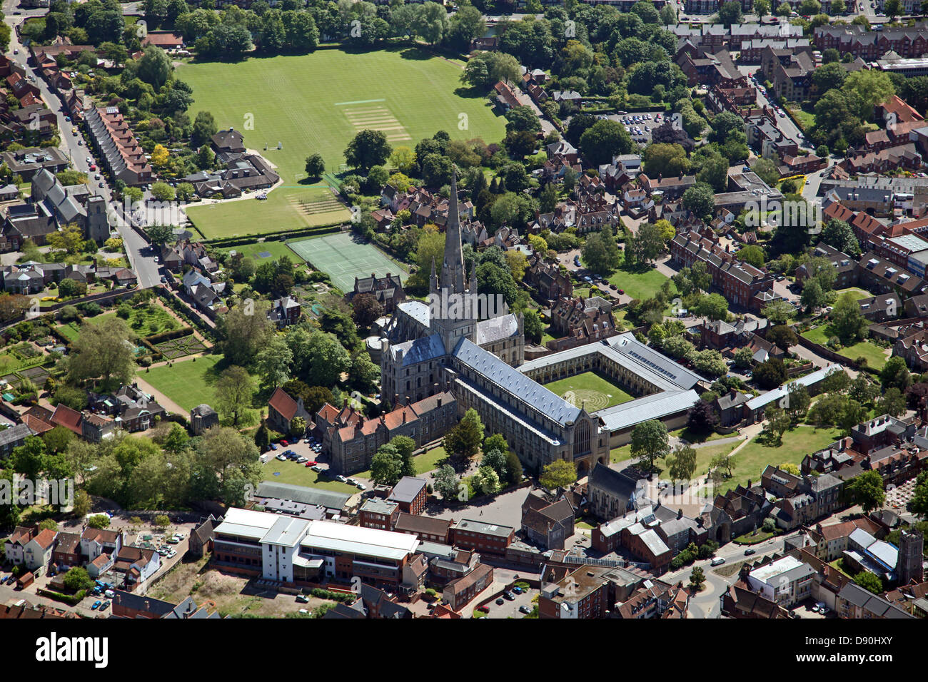 Vista aerea del Norwich Cathedral dedicata al santo e indivisa Trinità, Norfolk Foto Stock