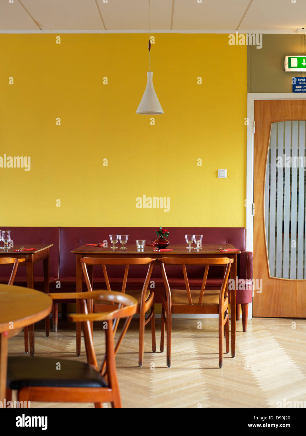 Tavolo e sedie in ristorante Foto Stock