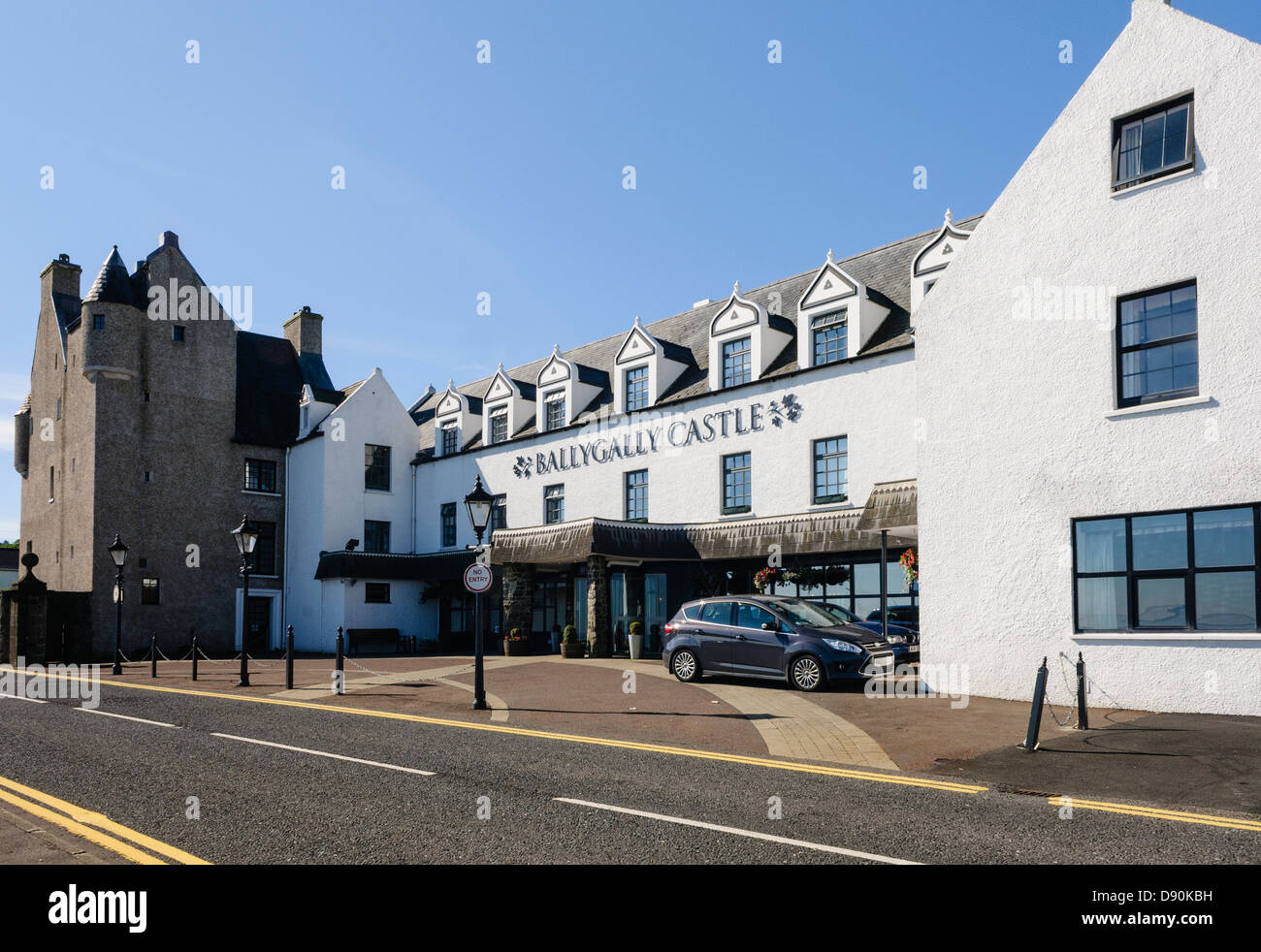 Ballygally Castle Hotel, Larne. Parte di Hastings gruppo di alberghi in Irlanda del Nord, e presumibilmente ossessionato da un gran numero di fantasmi. Foto Stock