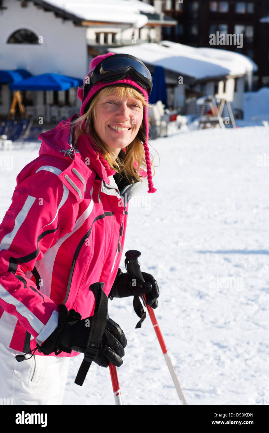 Skiing outfit immagini e fotografie stock ad alta risoluzione - Alamy