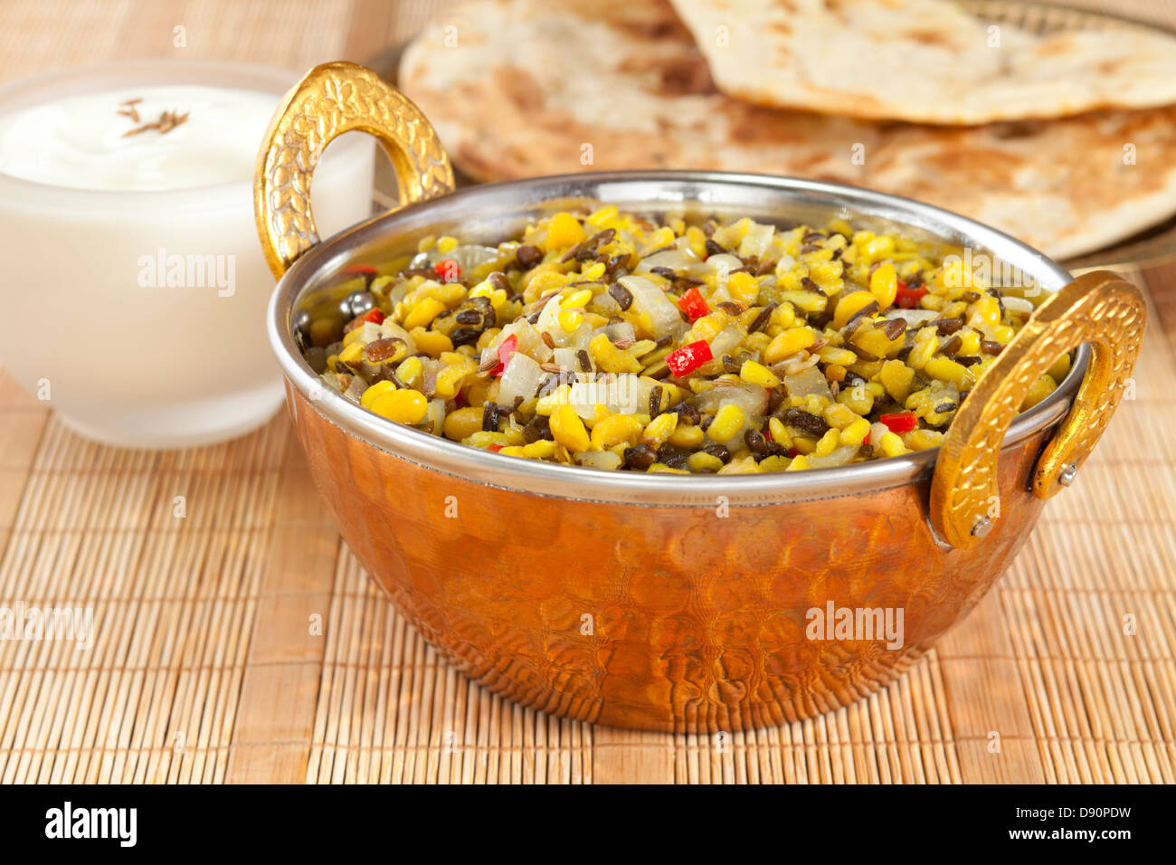 Dhal indiana cibo vegetariano - dhal indiana o dal fatto da channa dhal e urid dhal, con pane naan e yogurt. Foto Stock