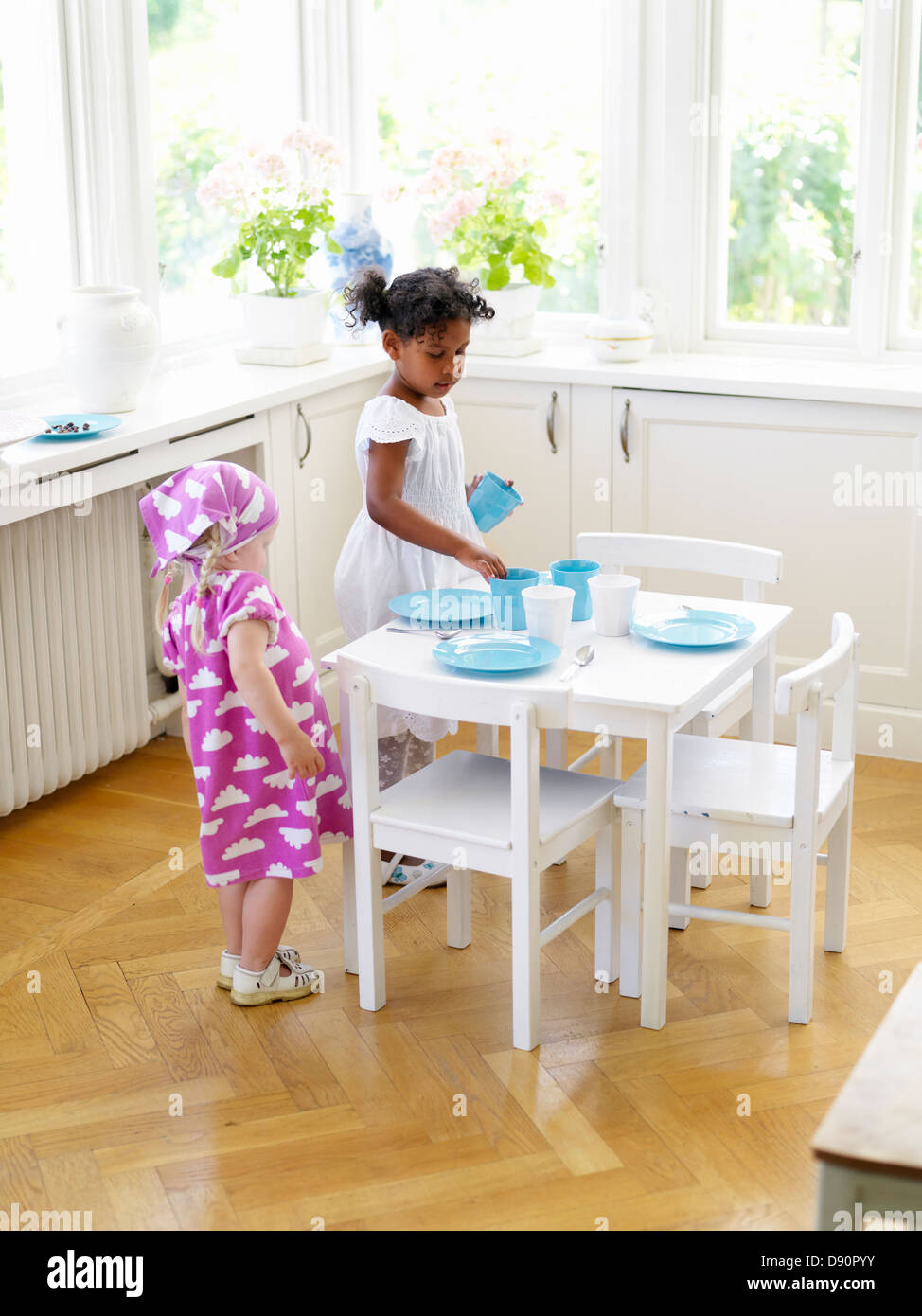 Due ragazze impostazione tabella di piccole dimensioni Foto Stock