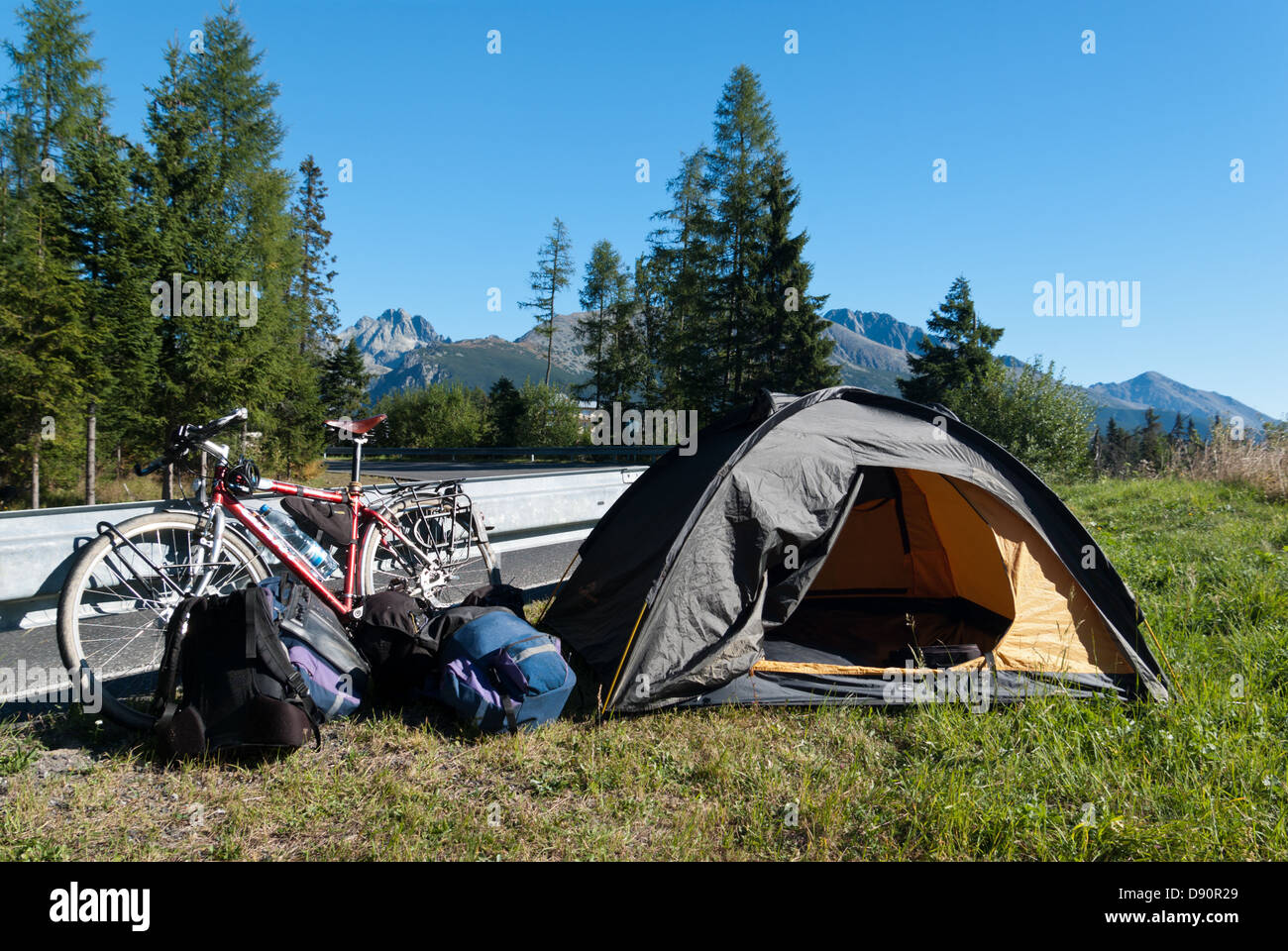 Touring bike, tenda e una vista ad Alti Tatra, Slovacchia Foto Stock