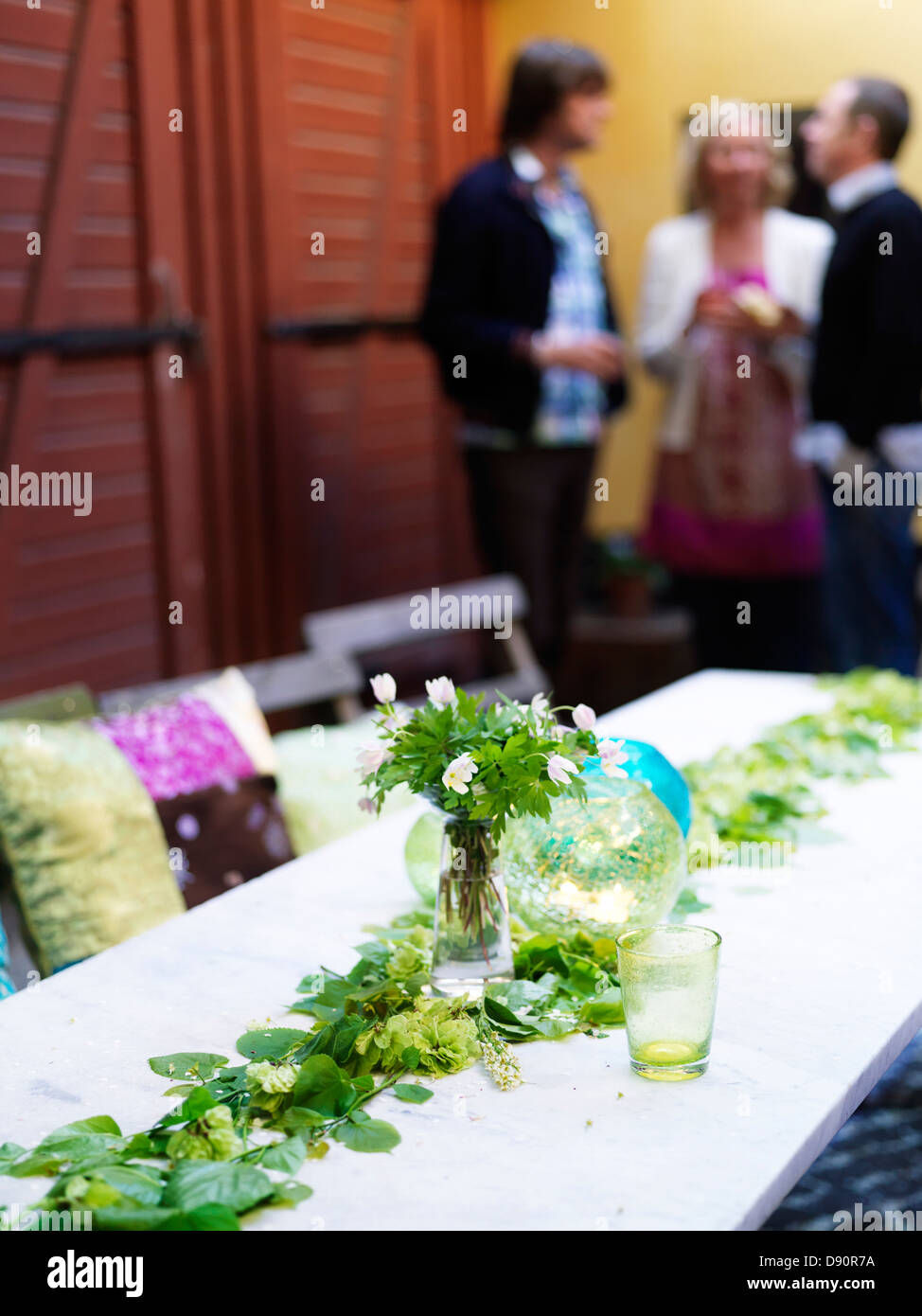 Tabella decorate con fiori freschi Foto Stock