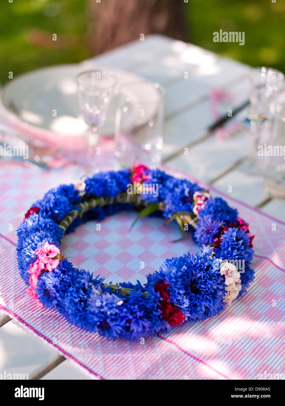 Ghirlanda di fiordaliso su tavola, close-up Foto Stock