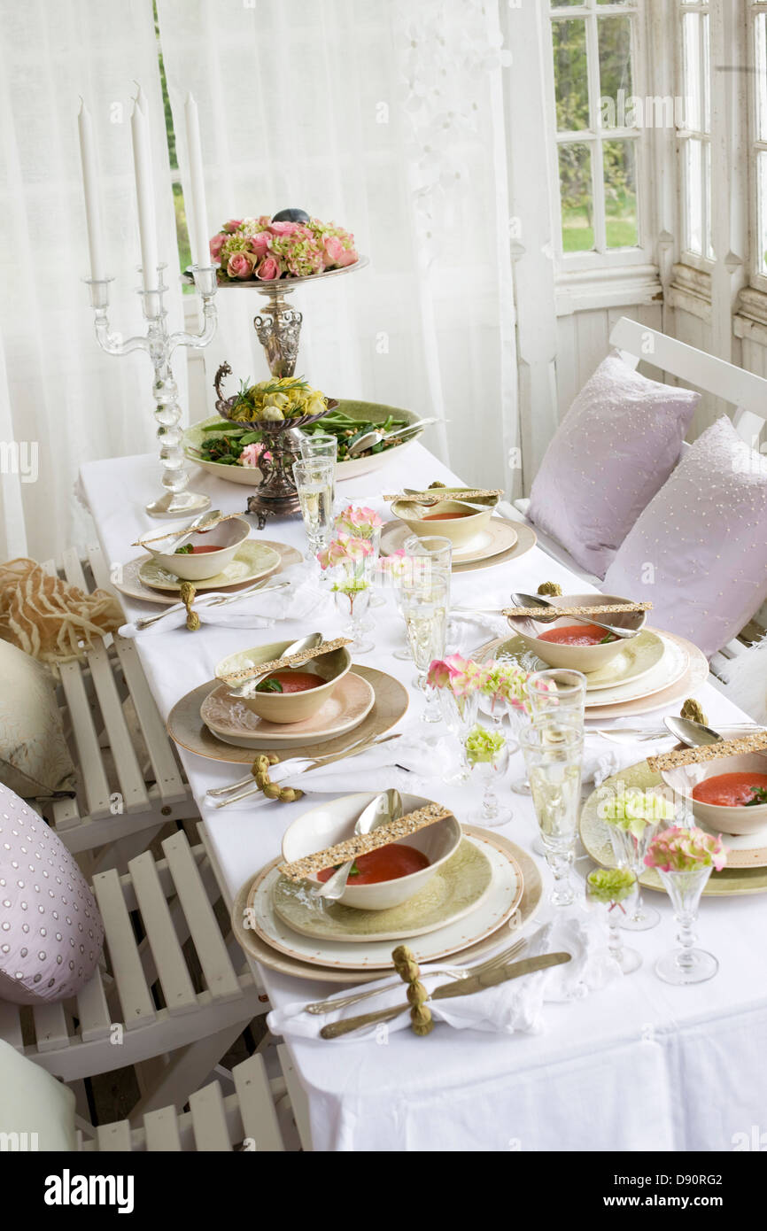 Tavolo da pranzo preparato per il pasto Foto Stock