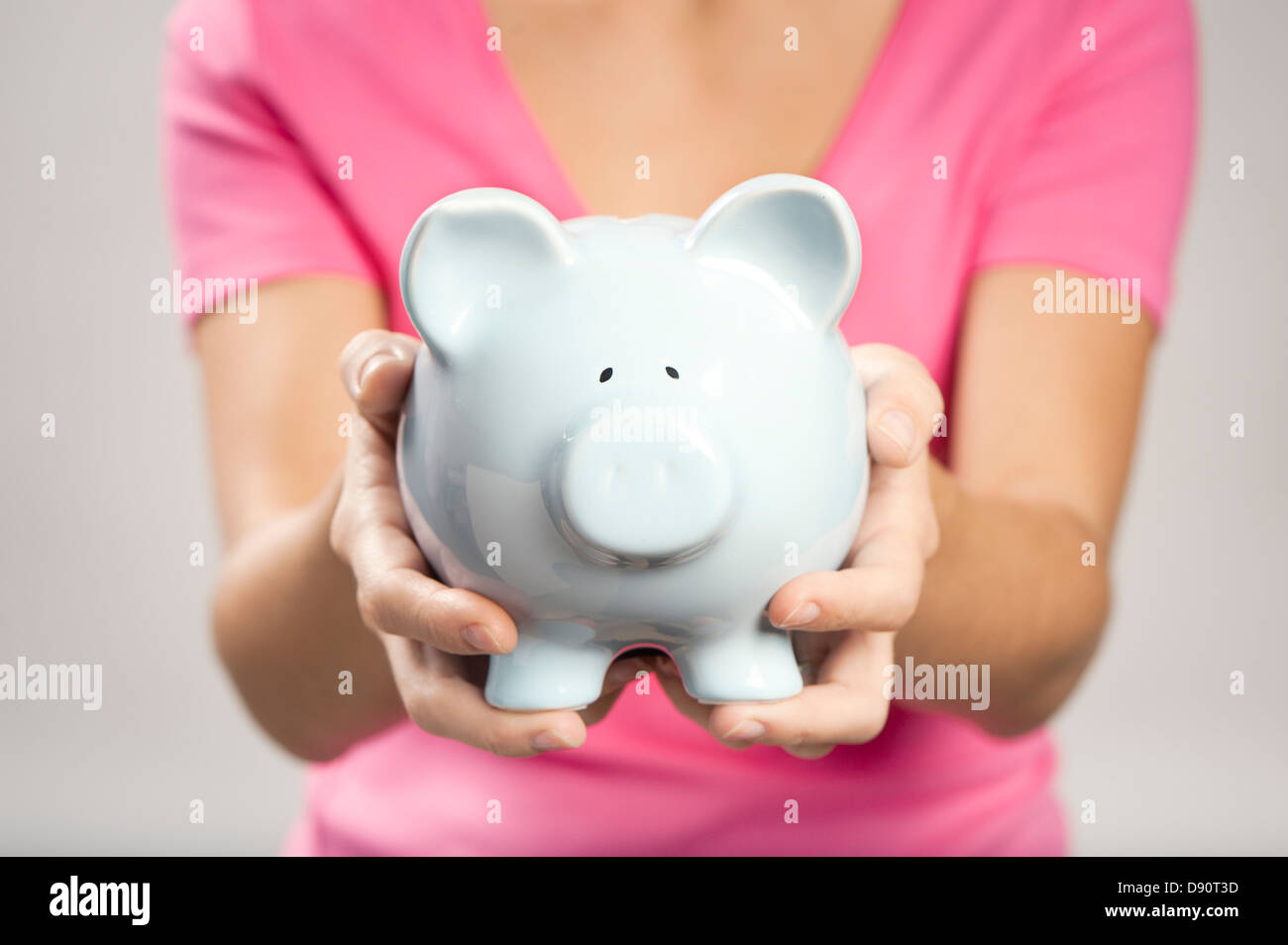 Donna che mantiene un casella di risparmio Foto Stock