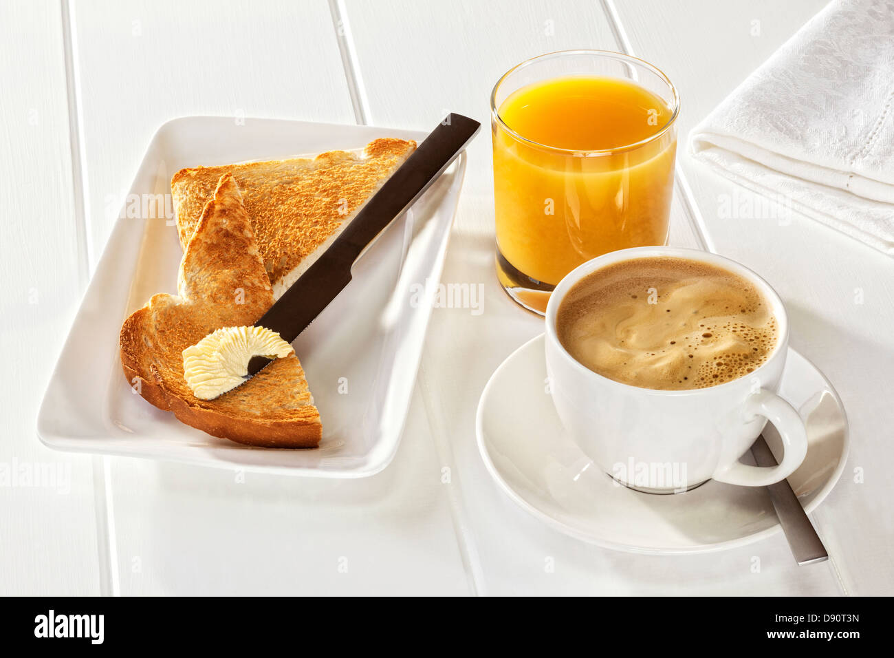 Caffè tostato succo di arancia - una leggera colazione a base di caffè espresso, succo d'arancia e pane tostato con soft... Foto Stock