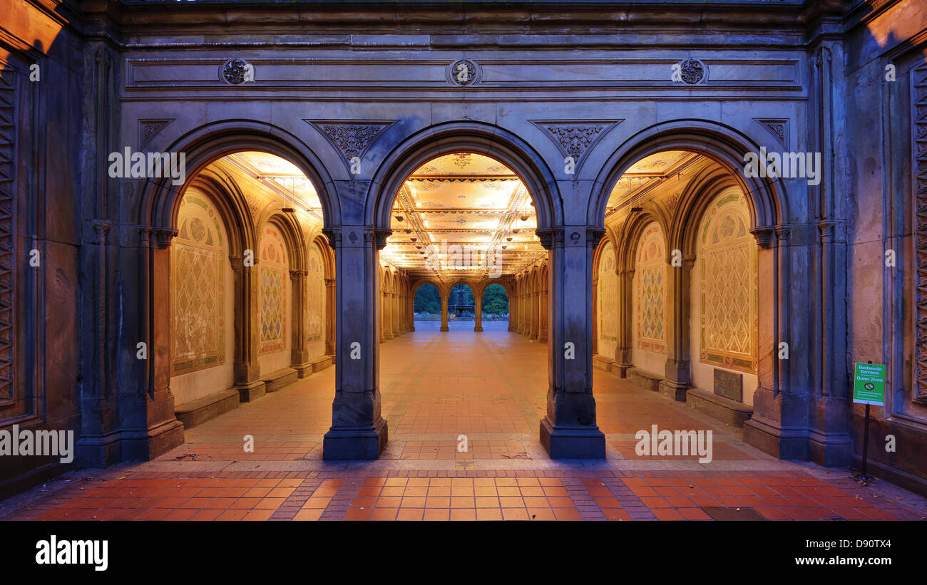 Il sottopassaggio pedonale a Bethesda terrazza, al Central Park di New York City. Foto Stock