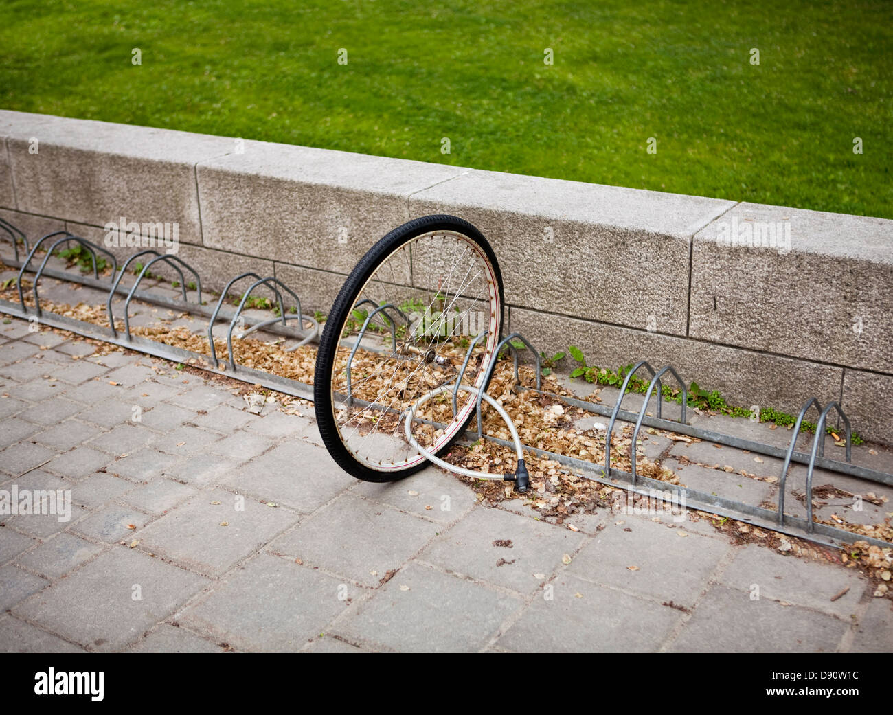 La ruota di bicicletta bloccato al supporto per bicicletta Foto Stock
