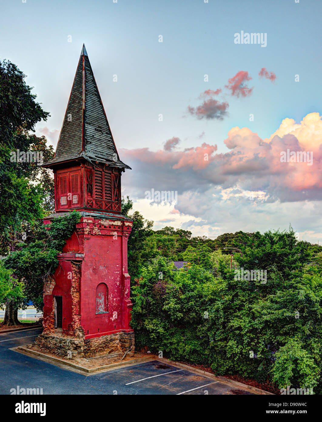 Un vecchio campanile abbandonato e ora in un parcheggio. un simbolo di decadimento. Foto Stock
