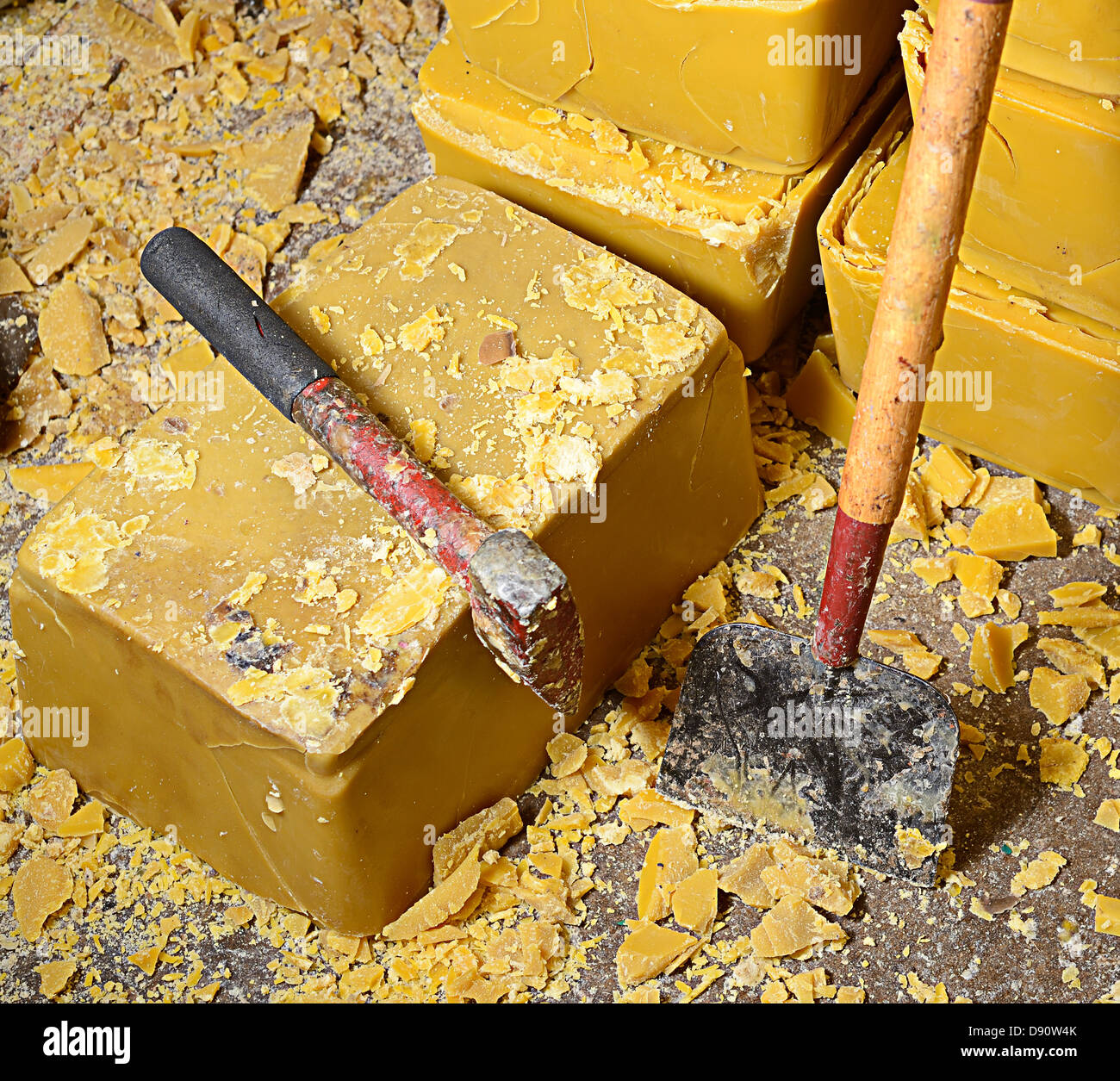 Blocchi di miele la cera d'api e strumenti di taglio Foto Stock