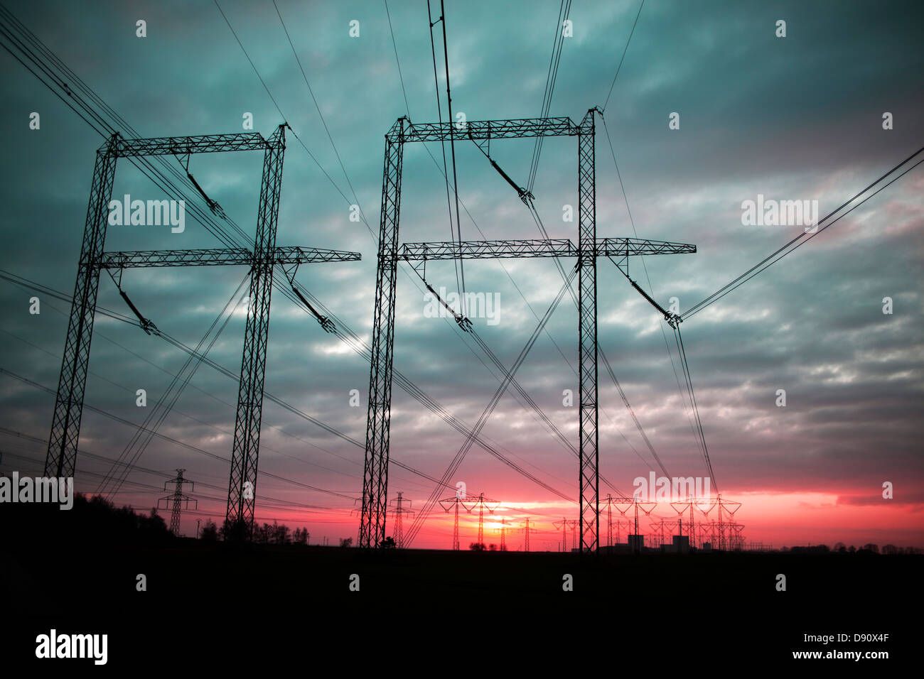 Linea elettrica al tramonto Foto Stock