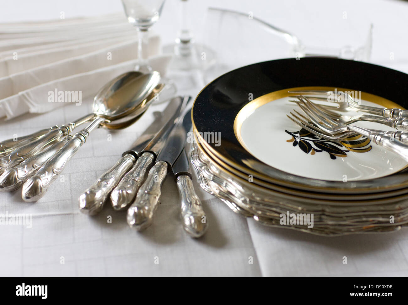 Eleganti stoviglie e posate sul tavolo Foto Stock