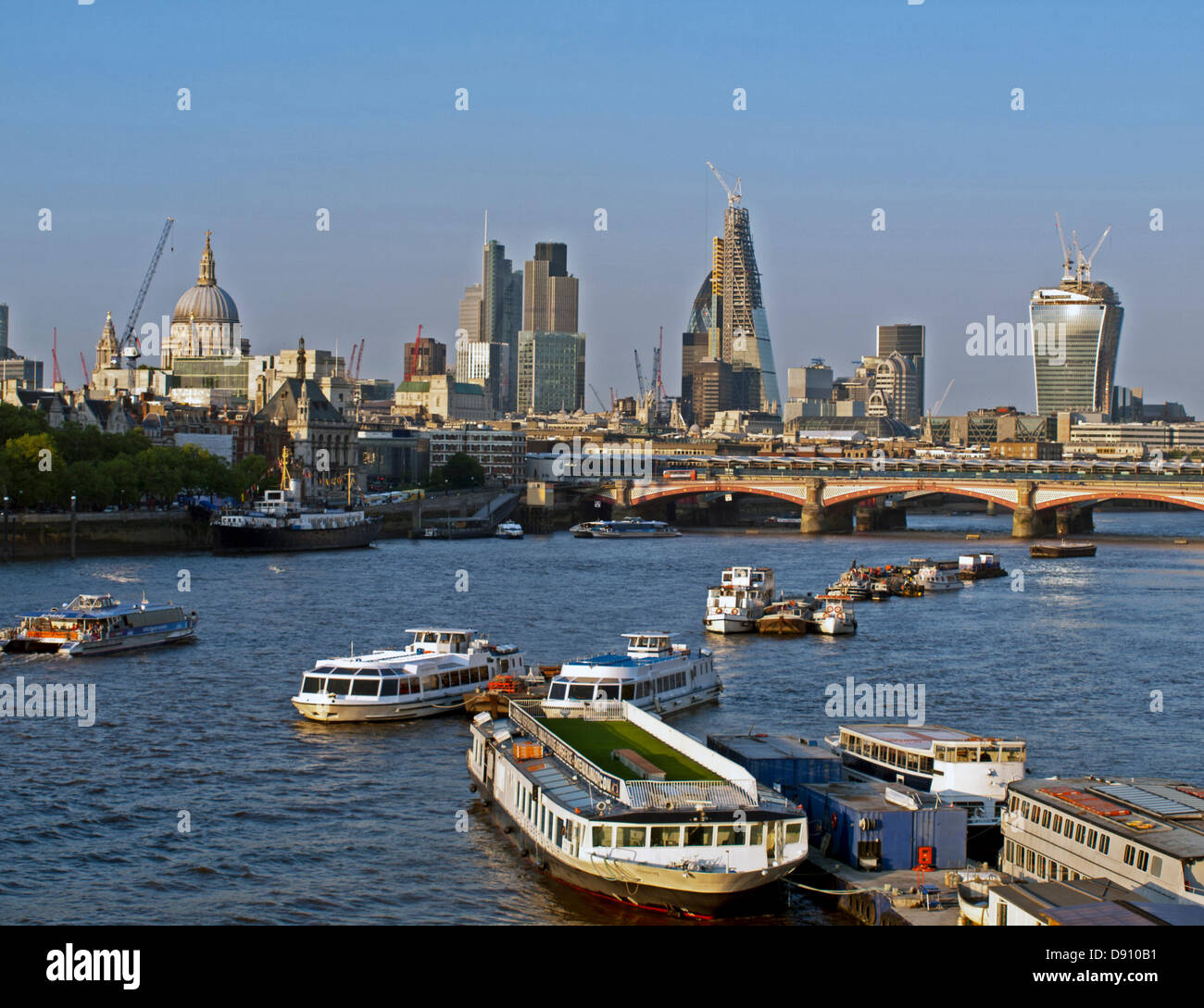 Il fiume Tamigi, Cattedrale di San Paolo, 122 Leadenhall Street (l'Cheesegrater) e 20 Fenchurch Street (il walkie talkie) Foto Stock