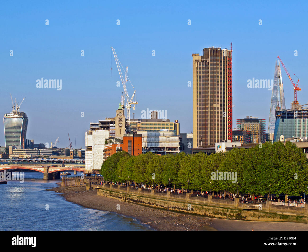 Il fiume Tamigi, Southbank e Blackfriar's Bridge mostra 20 Fenchurch Street (il walkie talkie) e il coccio. Foto Stock