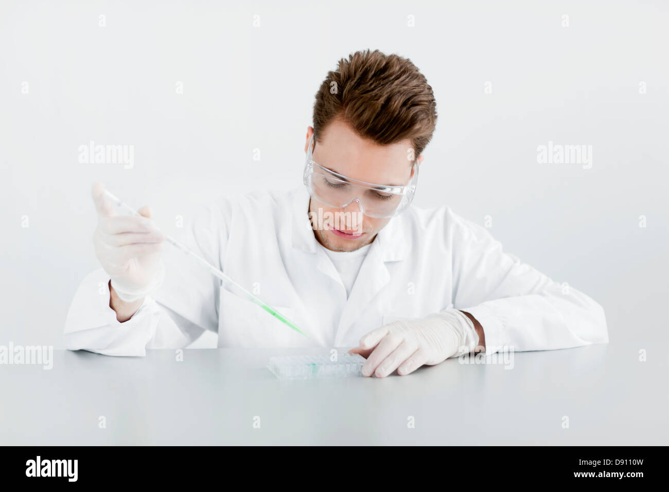 Scienziato maschio in laboratorio Foto Stock