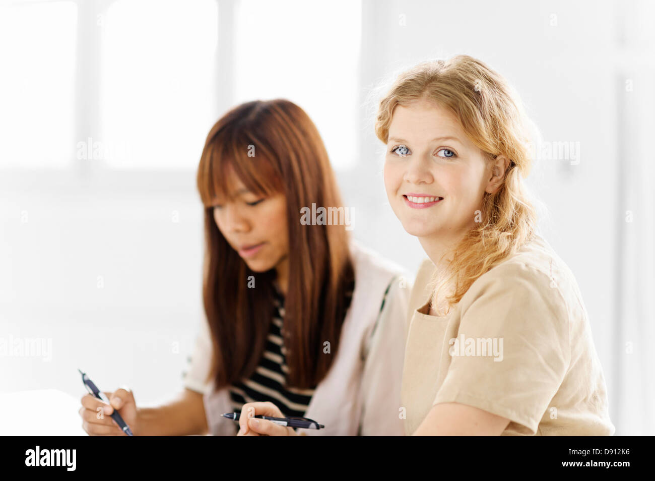 Due donne gli studenti a studiare in biblioteca Foto Stock