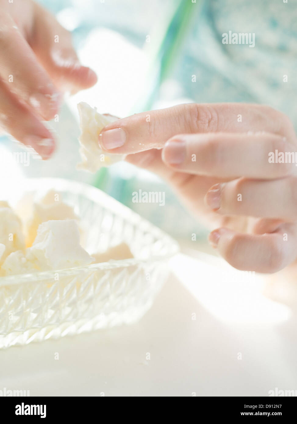 Capra''s formaggio di latte si sbriciola al bit, Svezia. Foto Stock