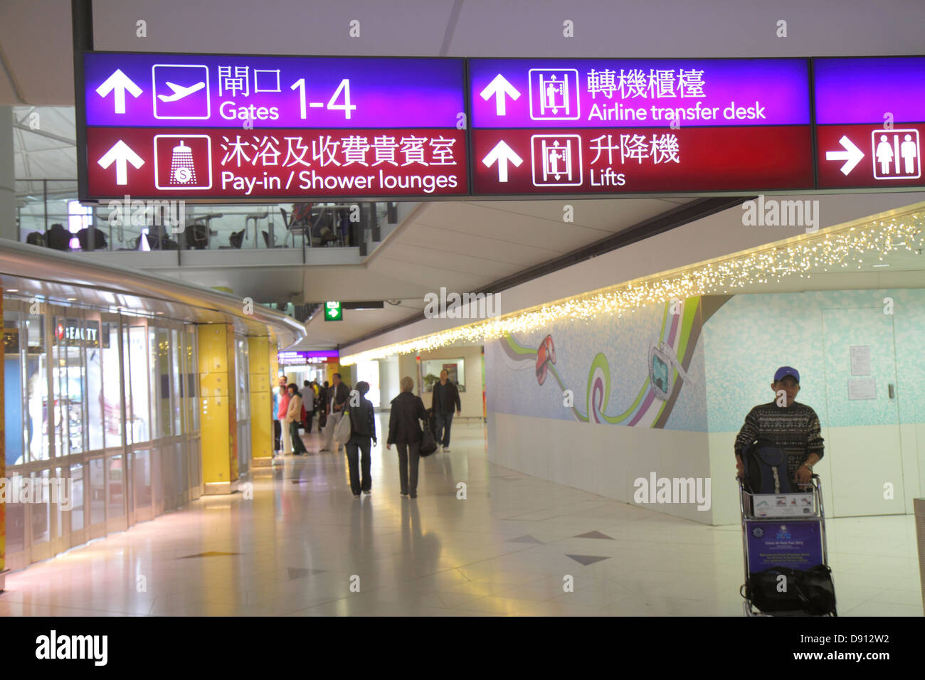 Cina,Asia,far East,Orient,Oriental,Hong Kong,International Airport,HKG,terminal,gate,interior Inside,informazioni,hanzi,Chinese,characters,Asian man m Foto Stock